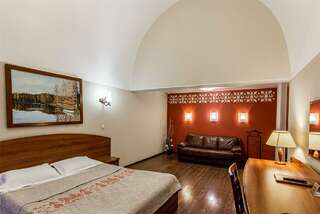 Гостиница Онежский замок Петрозаводск Номер-студия с кроватью размера "king-size" и диван-кроватью-3