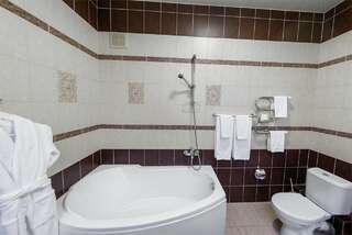 Гостиница Онежский замок Петрозаводск Номер-студия с кроватью размера "king-size" и диван-кроватью-4