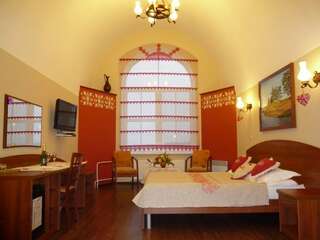 Гостиница Онежский замок Петрозаводск Номер-студия с кроватью размера "king-size" и диван-кроватью-10